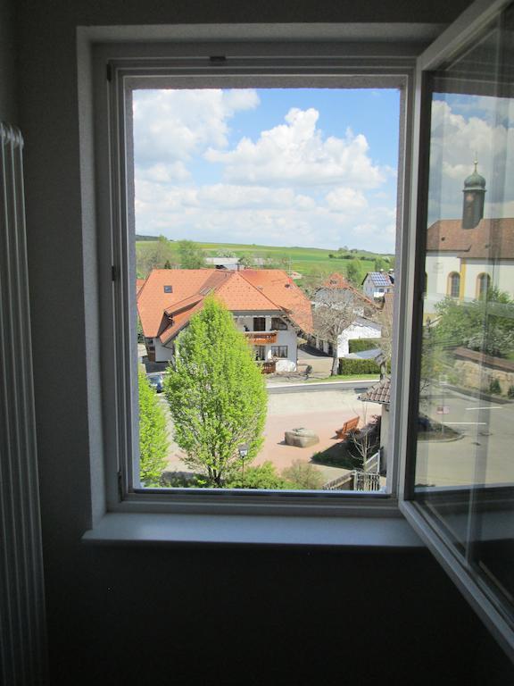 Gasthaus Kreuz Hotel Uehlingen-Birkendorf Room photo